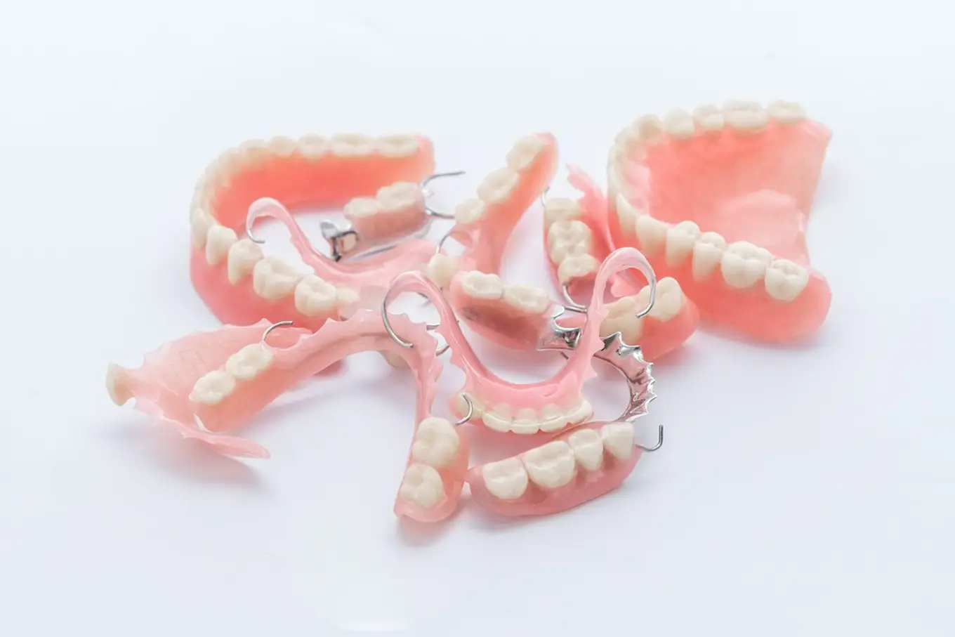 kilka protez zębowych