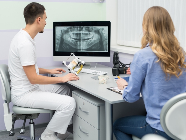 Lekarze oglądający zdjęcia rentgenowskie