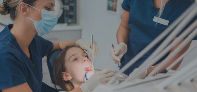 Dziewczynka u dentysty